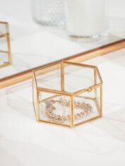 Een herinneringbox glas met naam bestel je bij thebabylane.nl. Het ideale (kraam)cadeau!