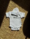Zoek je een leuk newborn cadeau? Zoek niet verder. Bestel een rompertje en geboortemutsje met naam bij The Babylane!