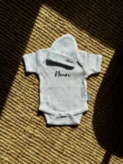 Zoek je een leuk newborn cadeau? Zoek niet verder. Bestel een rompertje en geboortemutsje met naam bij The Babylane!