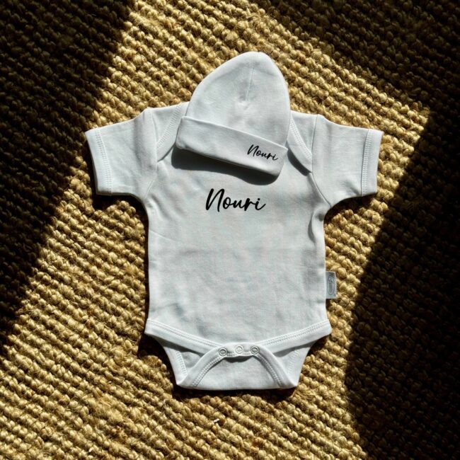 Zoek je een leuk newborn cadeau? Zoek niet verder. Bestel een rompertje en geboortemutsje met naam bij The Babylane!
