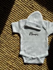 Rompertje en geboortemutje met naam. Een perfect kraamcadeau! Bestel nu jouw gepersonaliseerde rompertje en geboortemutsje bij The Babylane!