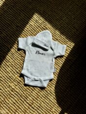 Op zoek naar een gepersonaliseerd kraamcadeau? Zoek niet verder! Bestel een rompertje en geboortemutsje met naam bij The Babylane!